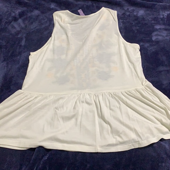 White blouse floral stitching - Picture 4 of 6